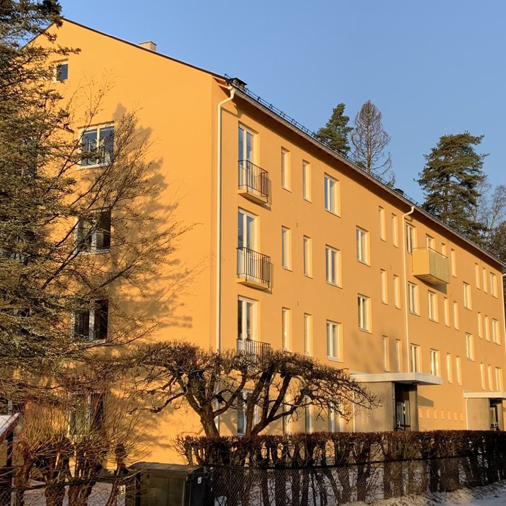 Bilde boligblokk med gulmalt fasade