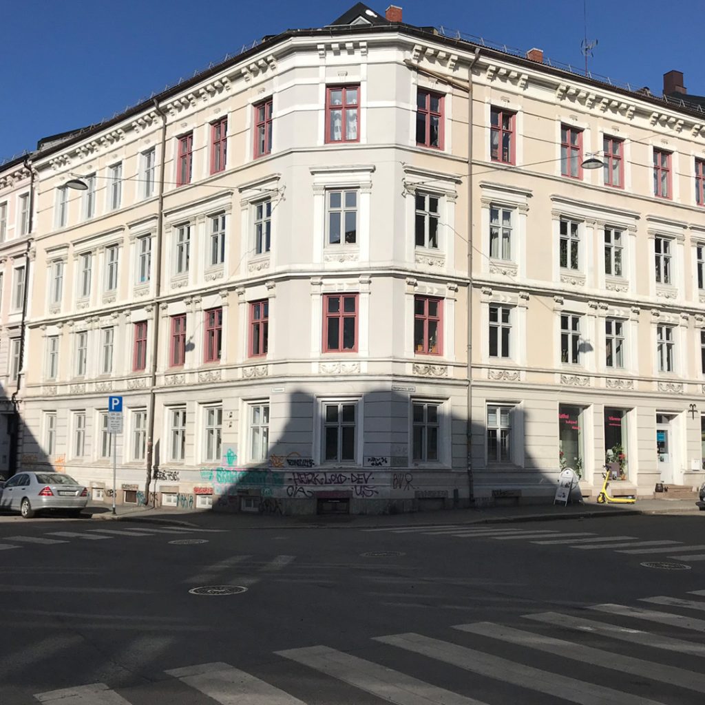 Bilde av boligblokk med beigemalt fasade, i Fossveien