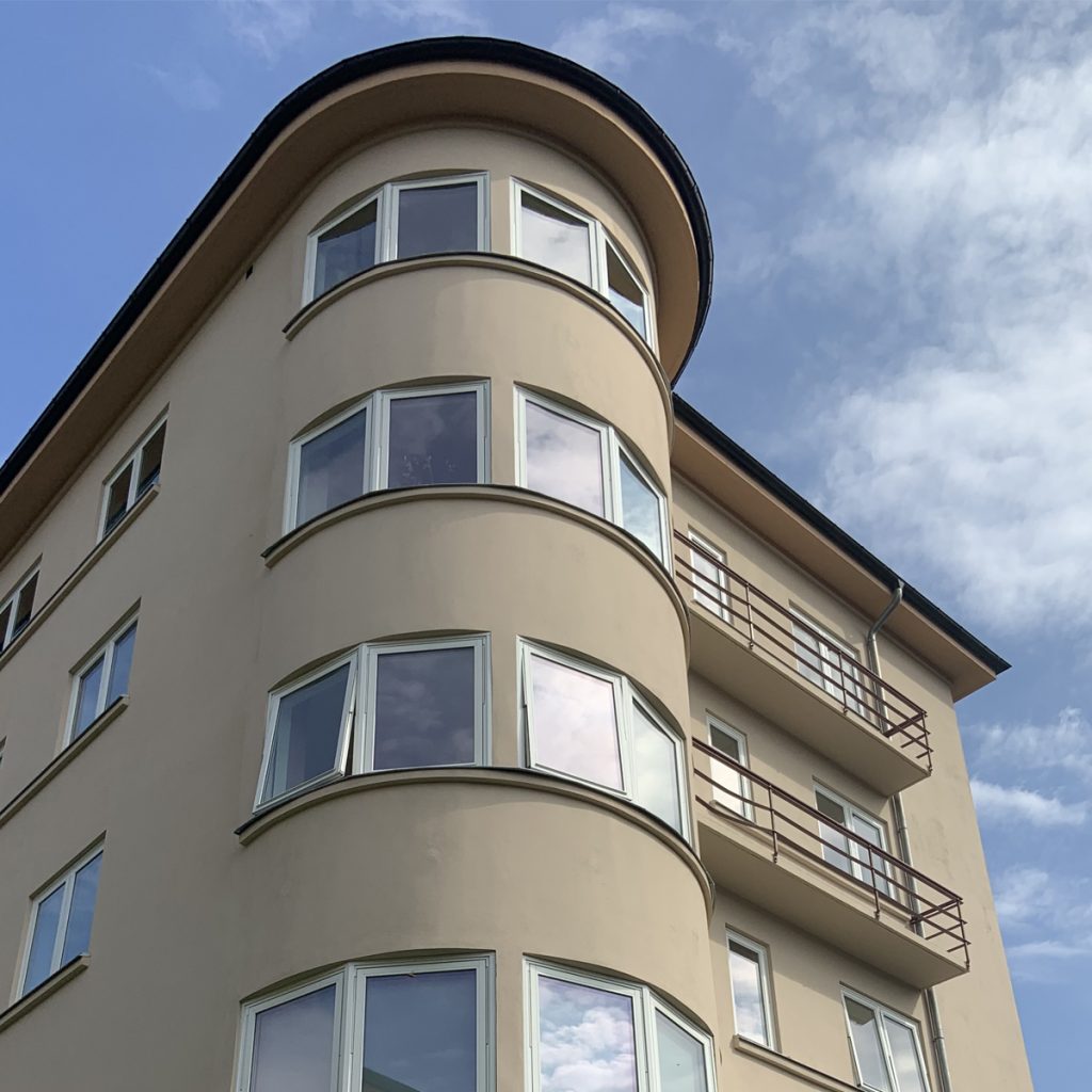 Nye vinduer montert på bygård i Oslo av Front Entreprenør