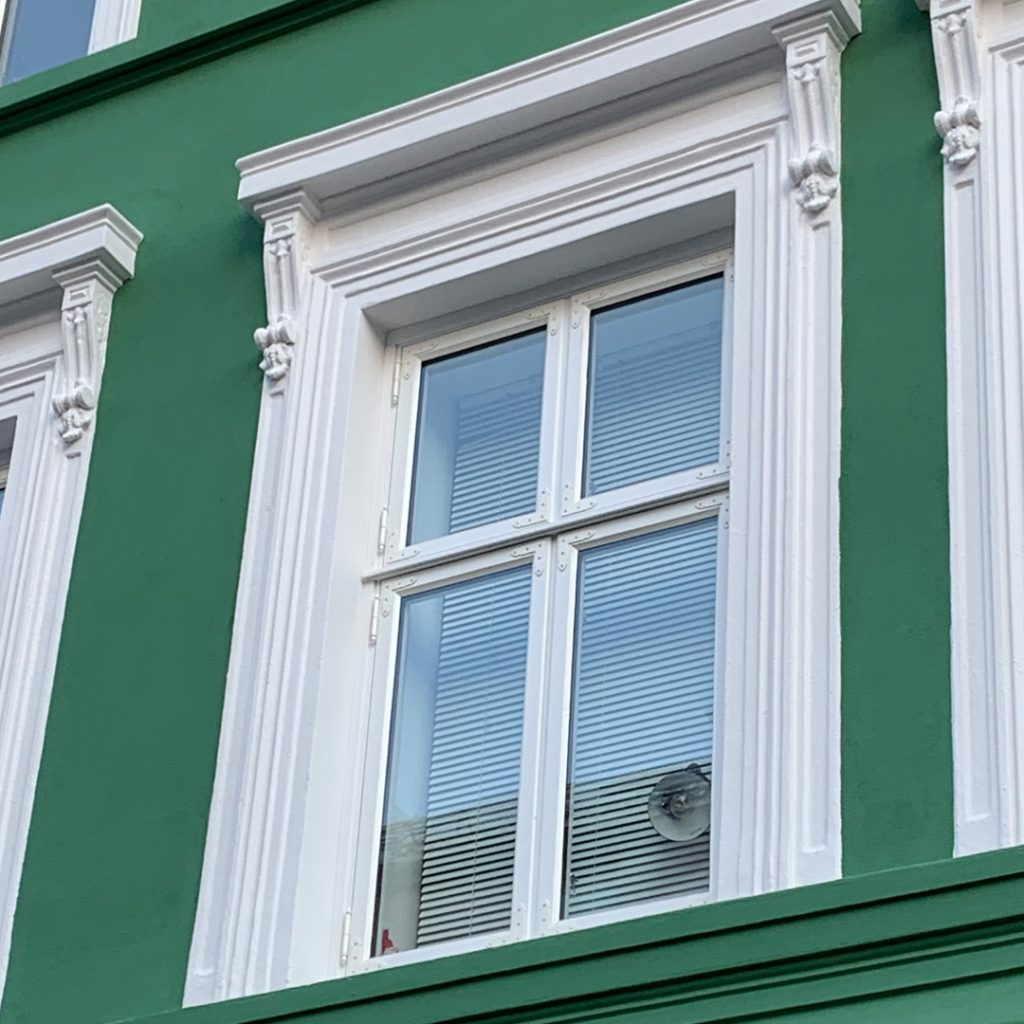 Nye vinduer montert på bygård i Oslo av Front Entreprenør