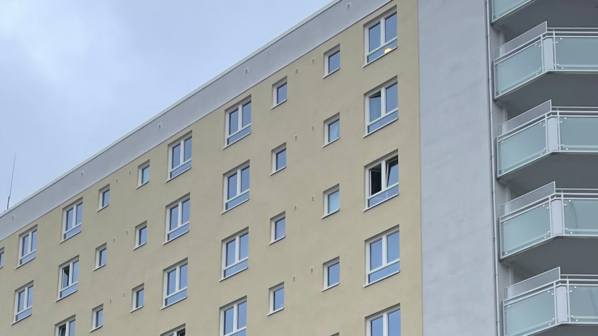 Bilde av gulmalt fasade, i krystallen Borettslag