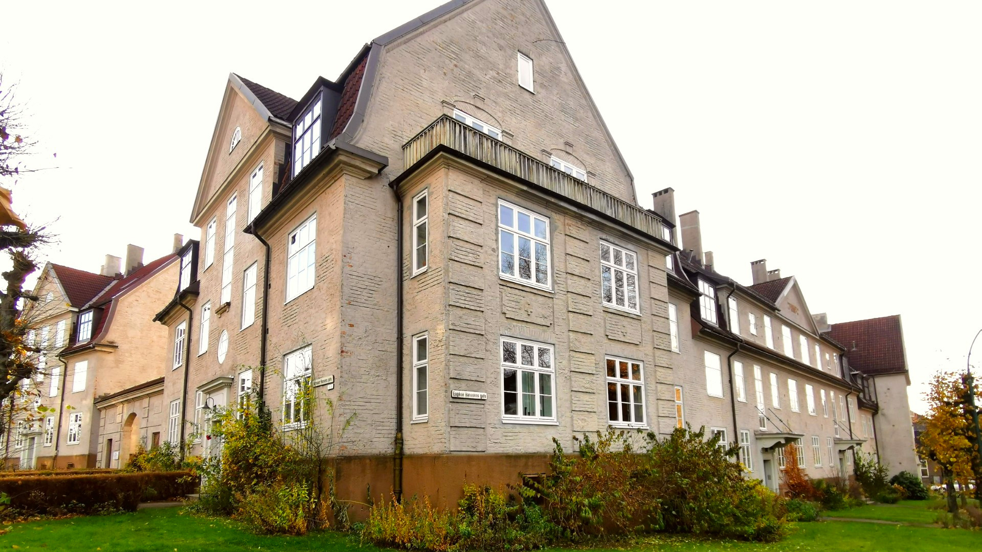 Bilde av begiemalt murbygg, Lindern Kvartal