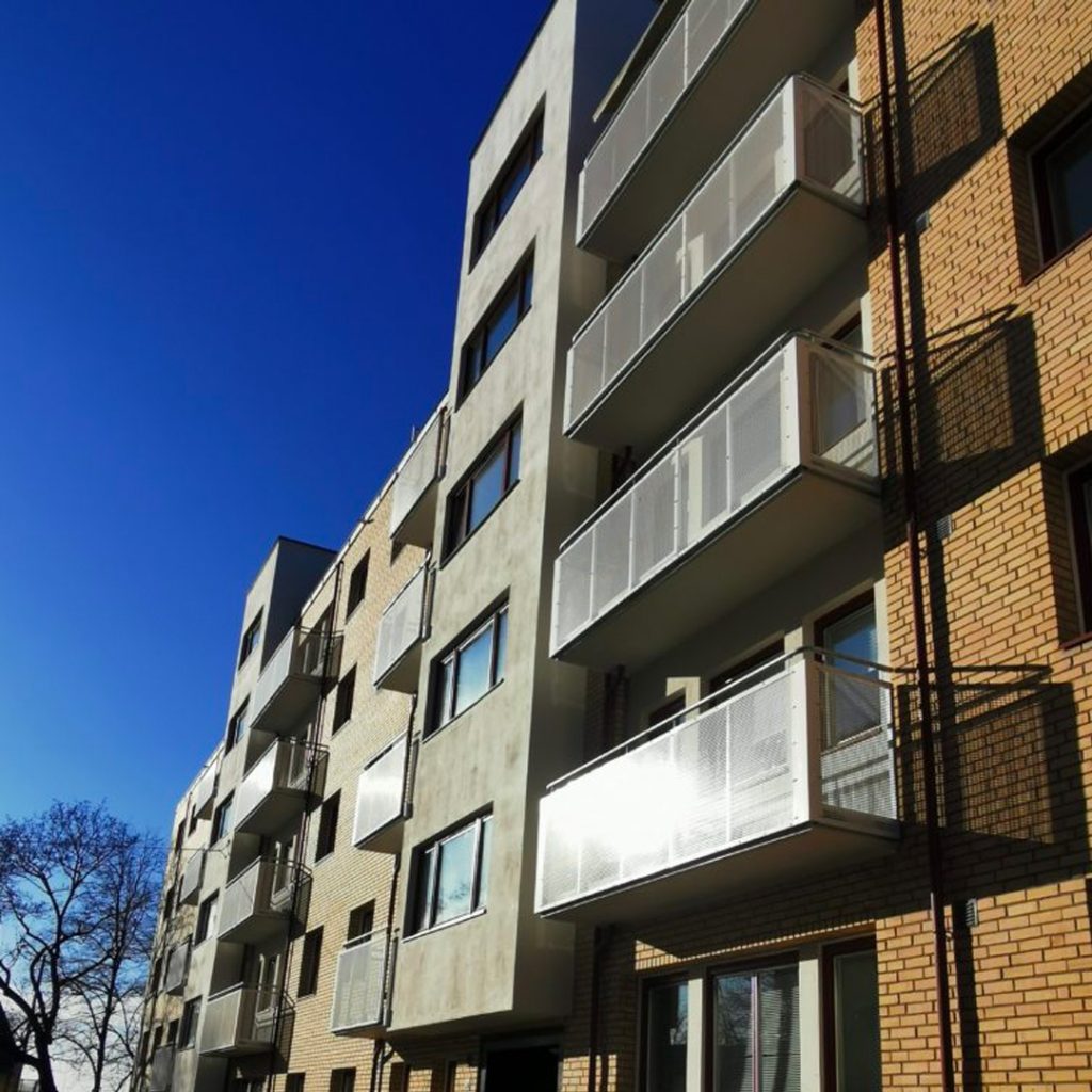 Bilde av murfasade og hvite balkonger i Parkveien