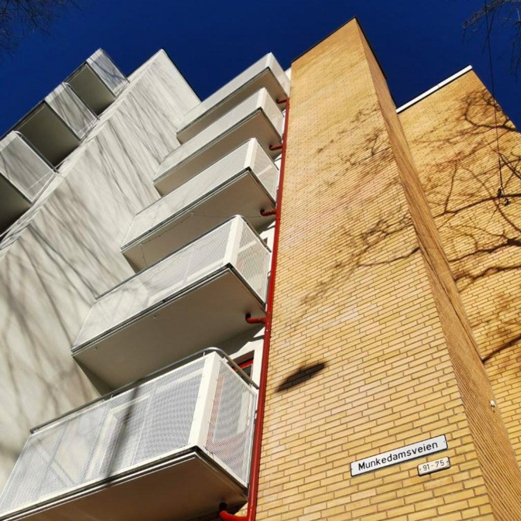 Bilde av murfasade og hvite balkonger i Parkveien