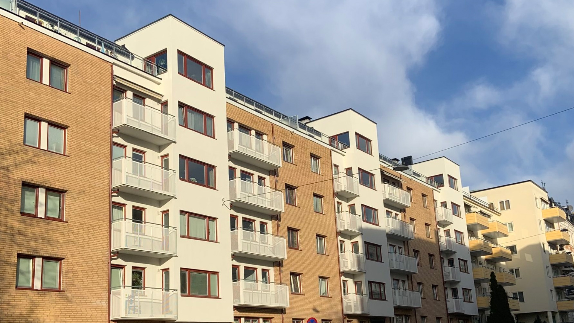 Bilde av murfasade og hvite balkonger i Parkveien