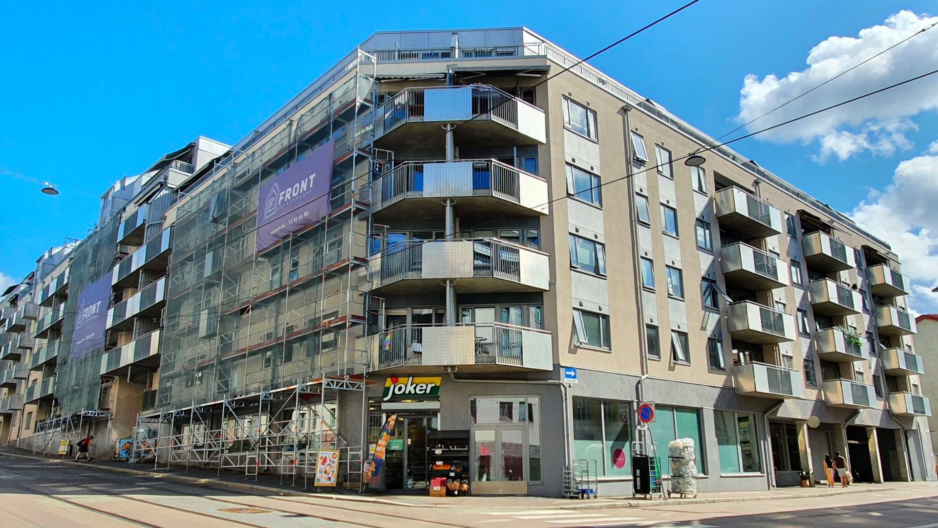 Bilde av boligbygg under renovering