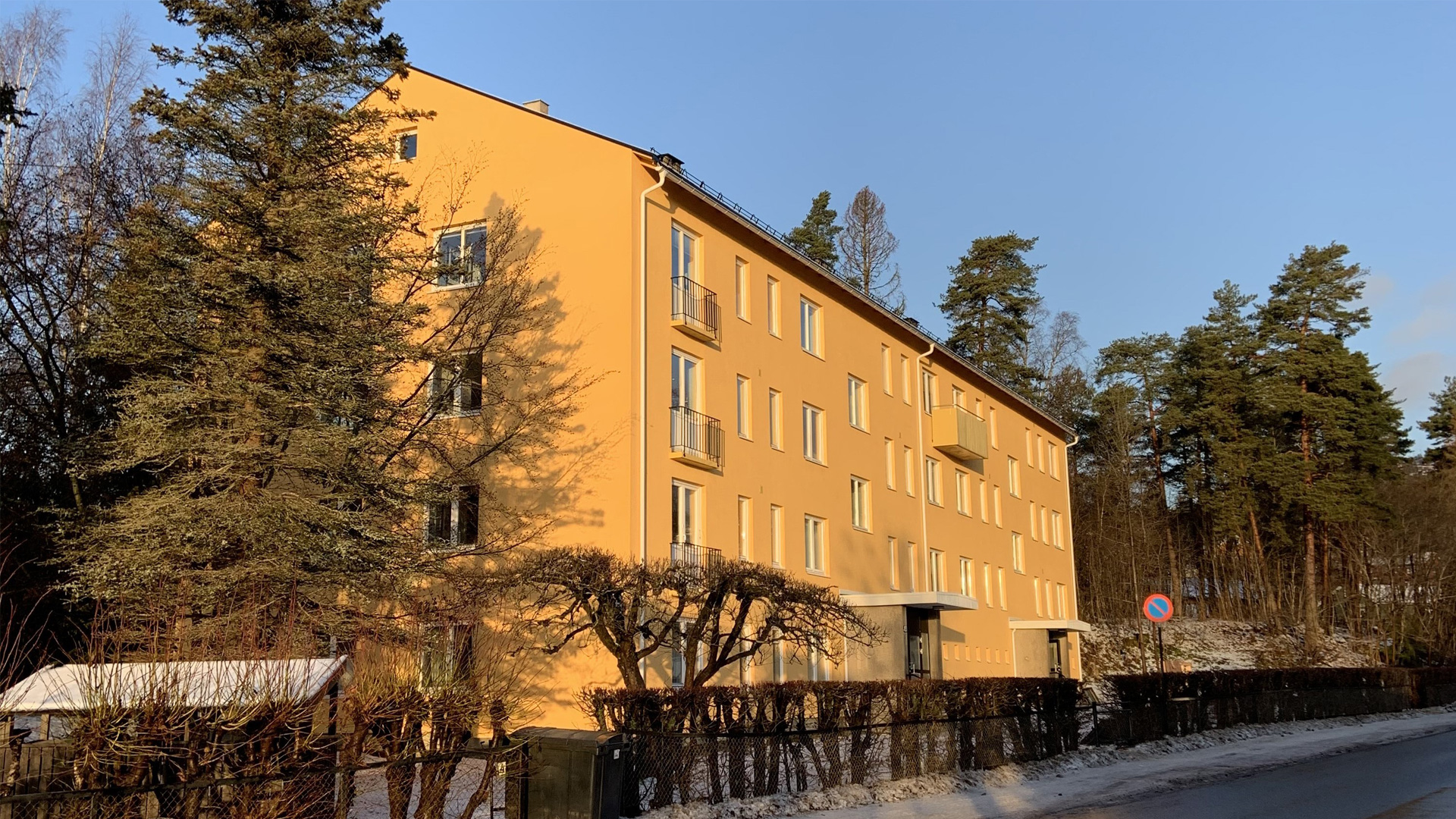 Bilde av gulmalt boligblokk, Stasjonsveien 45