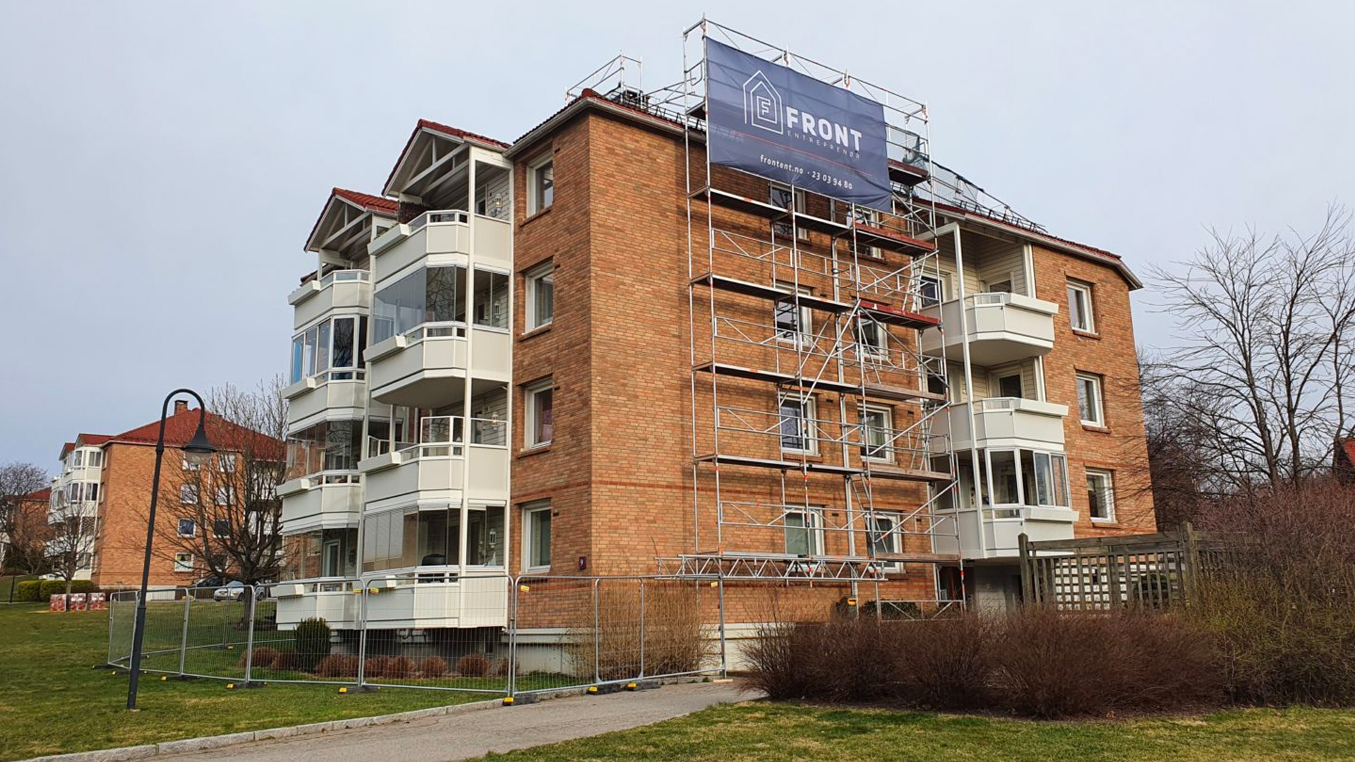 Bilde av boligblokk under renovering i Teisen Park Borettslag
