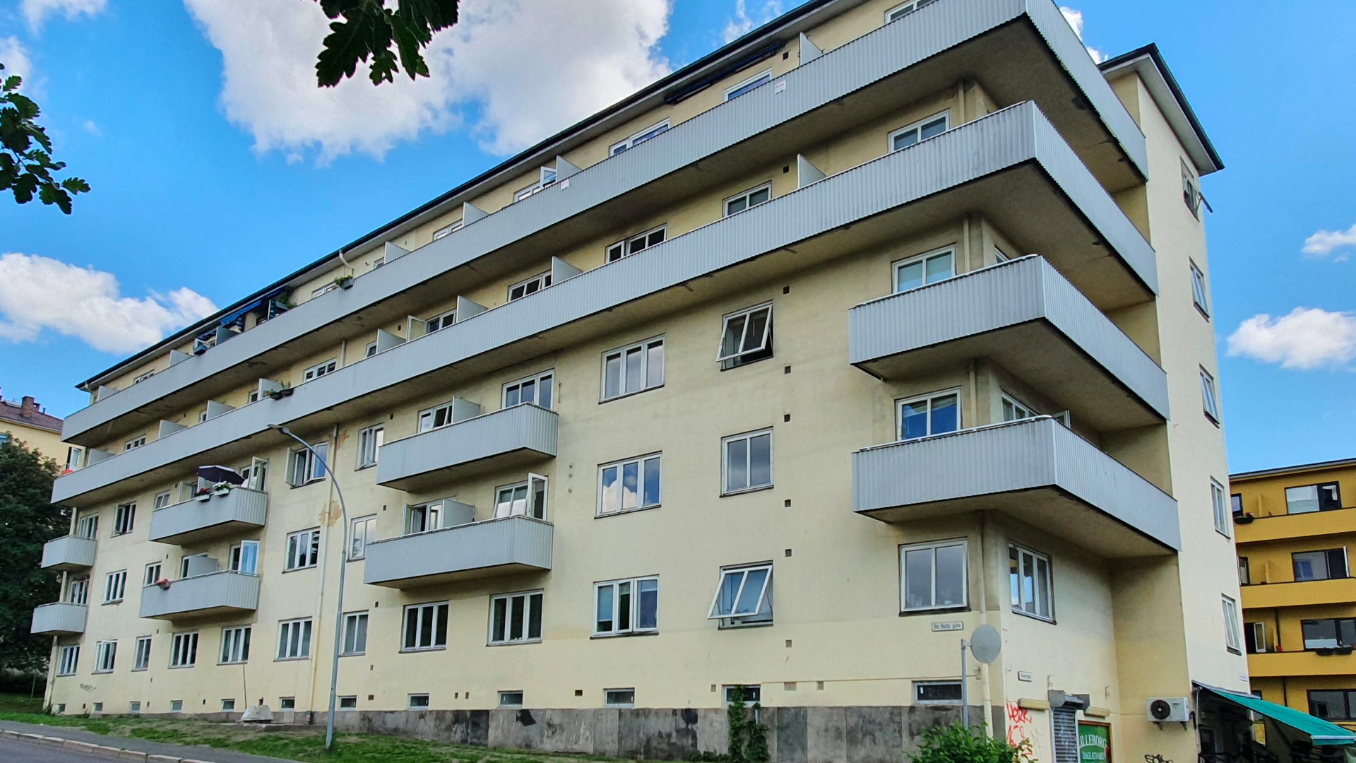 Bilde av boligblokk med gulmalt fasade i Østgaards gate