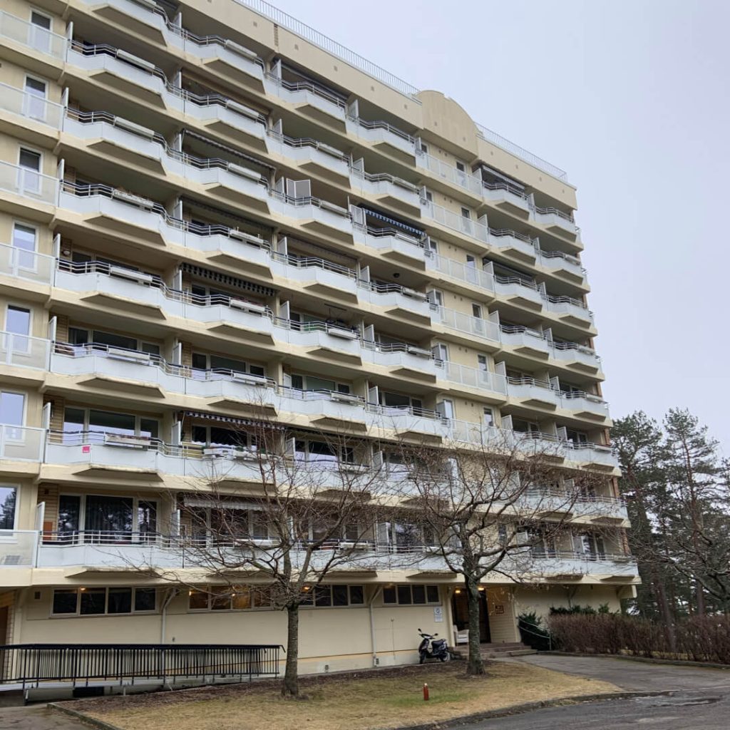 Bilde av boligblokk med gulmalt fasade og balkonger, i Rabben Borettslag