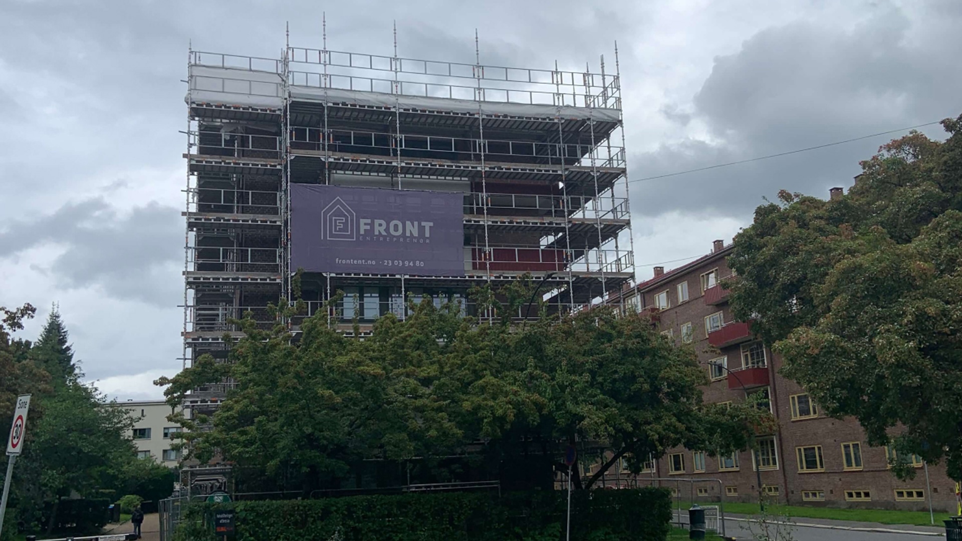Bilde av boligblokk i Sandefjordsgata under renovering